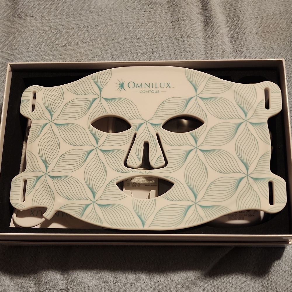 Omnilux Contour Skincare Mask - White and Green